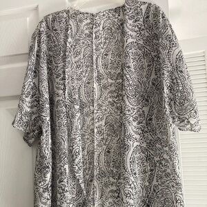 Beautiful Size Small  wrap Black & White